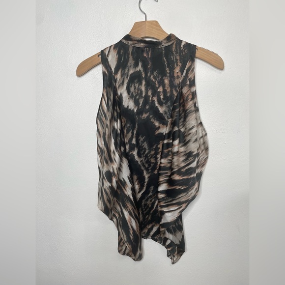 H&M Women’s Print Sleeveless Drape side Button Down Blouse. - Picture 3 of 3